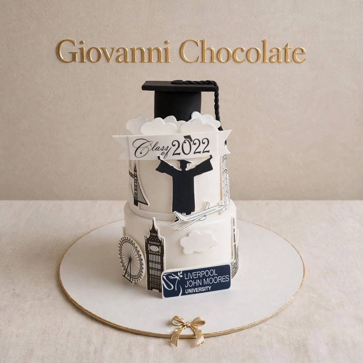 Graduation cake with cap and gown | GC-81