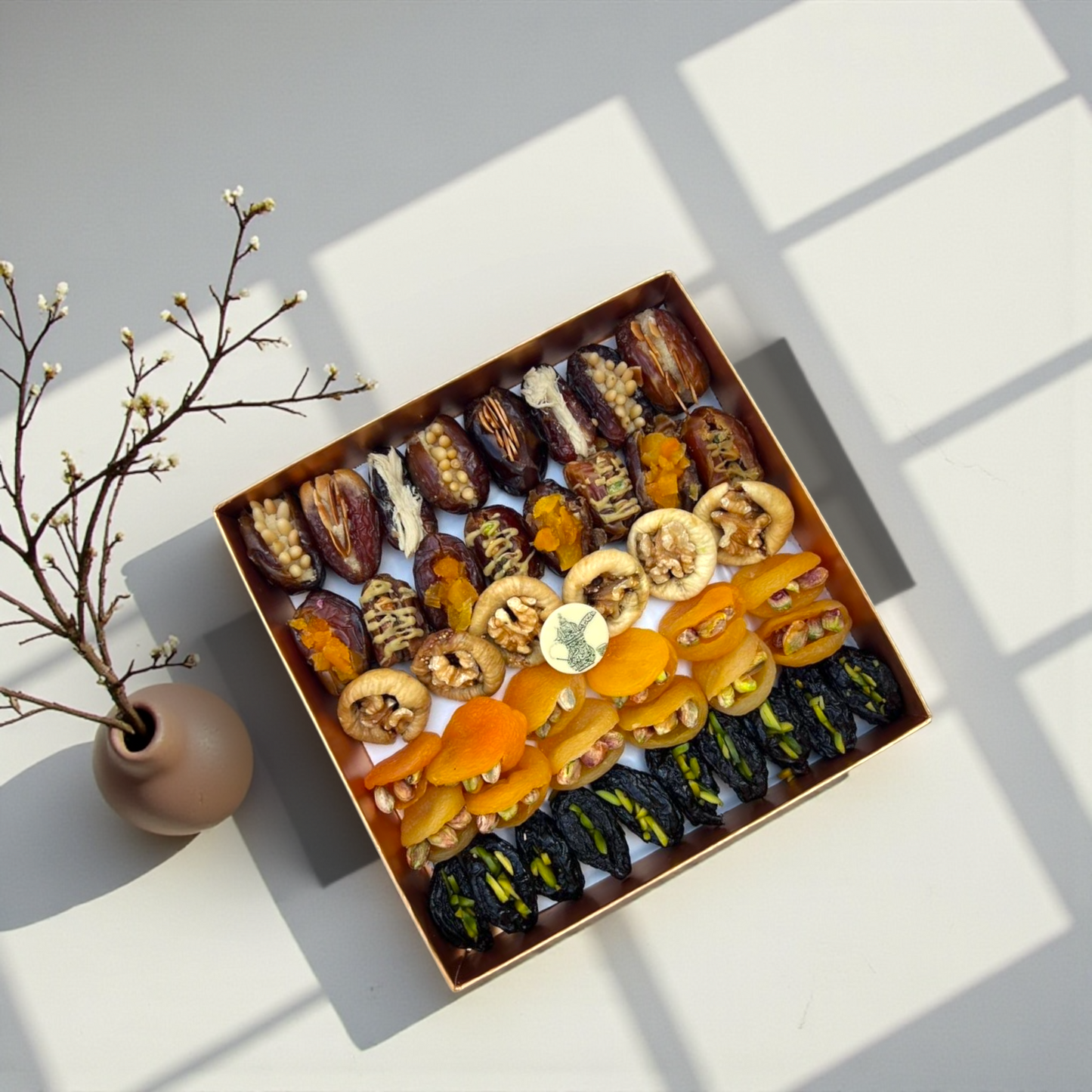 Giovanni Elite Luxury Box – Triple Layer Chocolate & Stuffed Dates   1500g بوكس جيوفاني إيليت – ثلاث طوابق فاخرة بالشوكليت والتمور المحشية