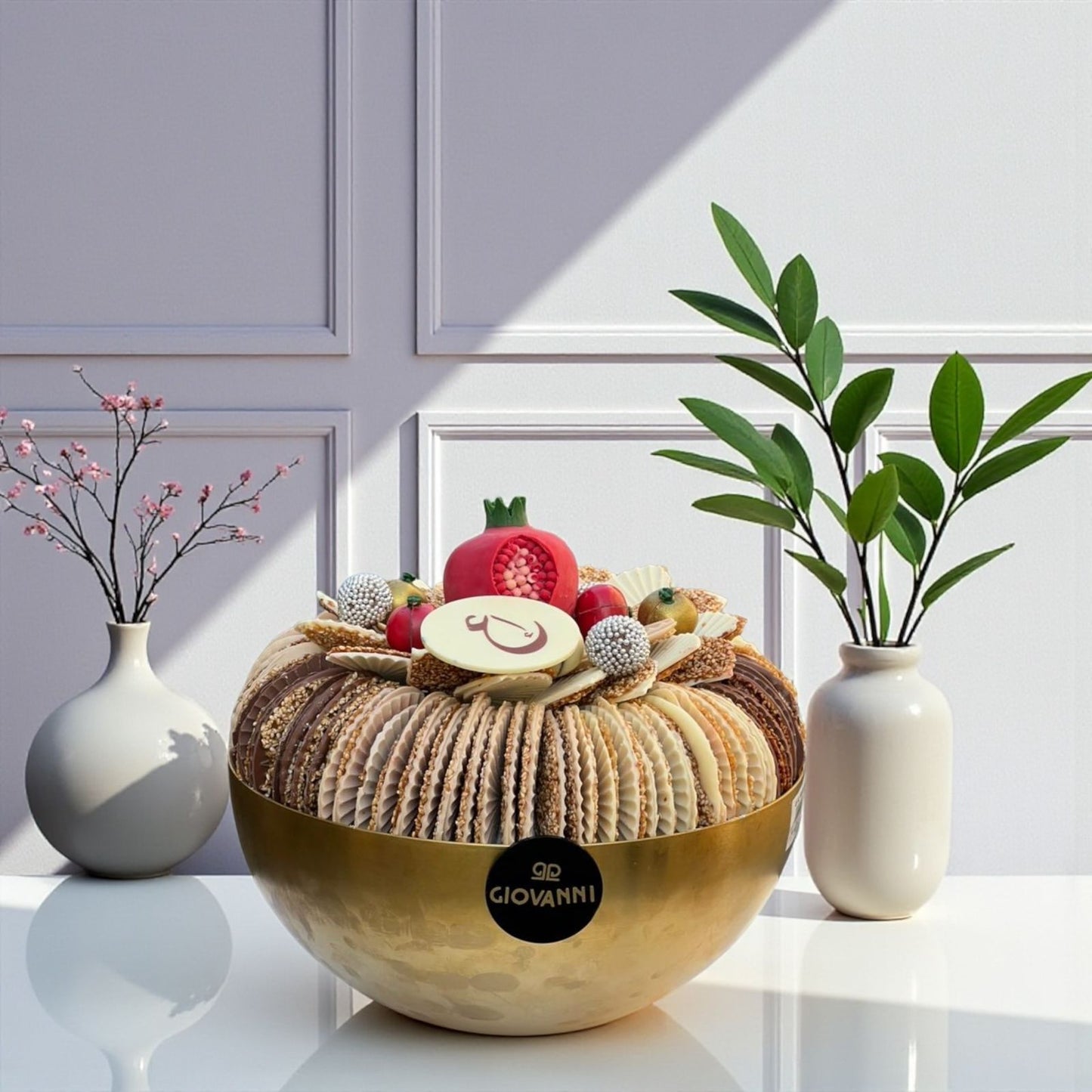 السمسم المكرمل المغطى بالشوكولاتة الذواقة صحن سمسم مكرمل مع صحن كريستال فخم