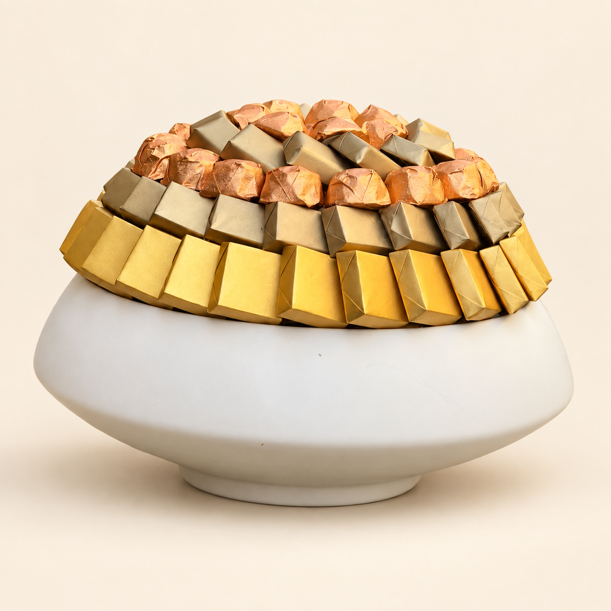 صحن سيراميك أبيض شوكولاتة مغلّفة | White Ceramic Plate with Wrapped Chocolate
