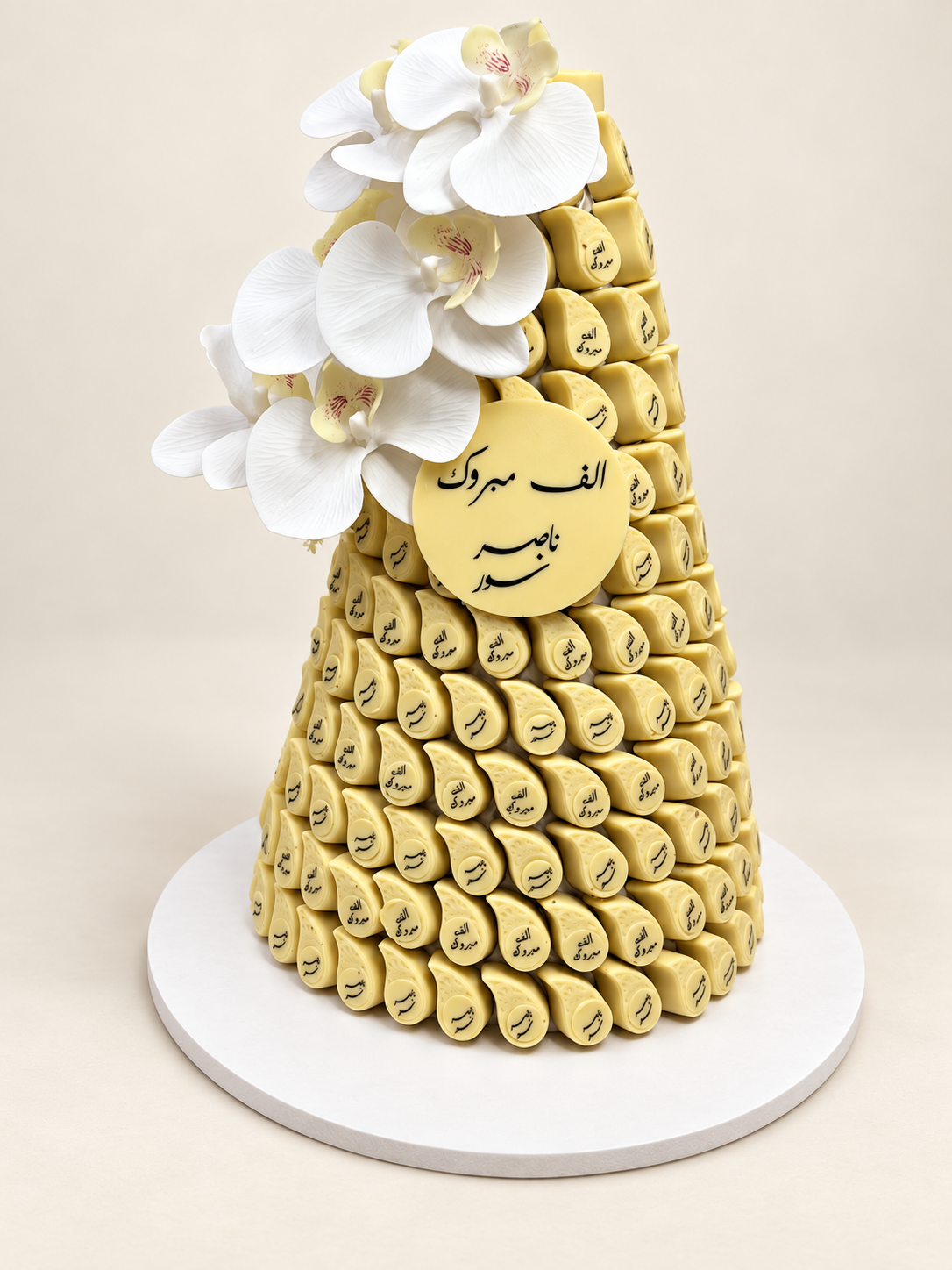هرم شوكليت الكاجو مع طباعة | Printed Cashew Chocolate Pyramid