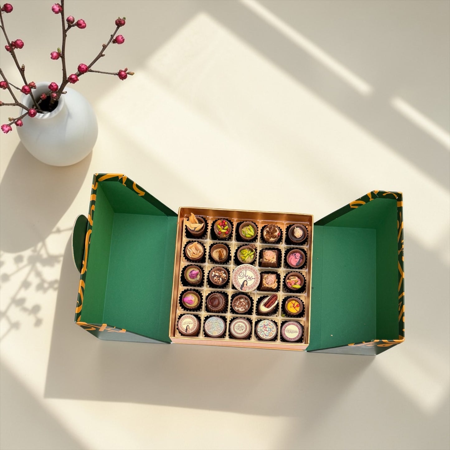 Arabesque Luxury Dessert Box | بوكس أربيسك فاخر ثلاثي الطوابق