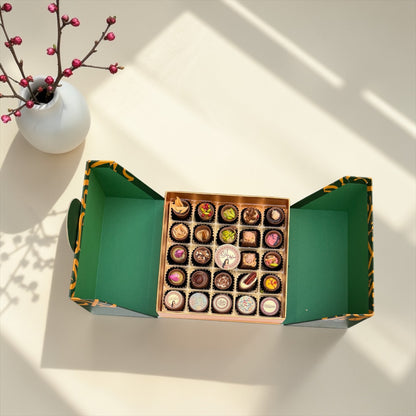 Arabesque Luxury Dessert Box | بوكس أربيسك فاخر ثلاثي الطوابق