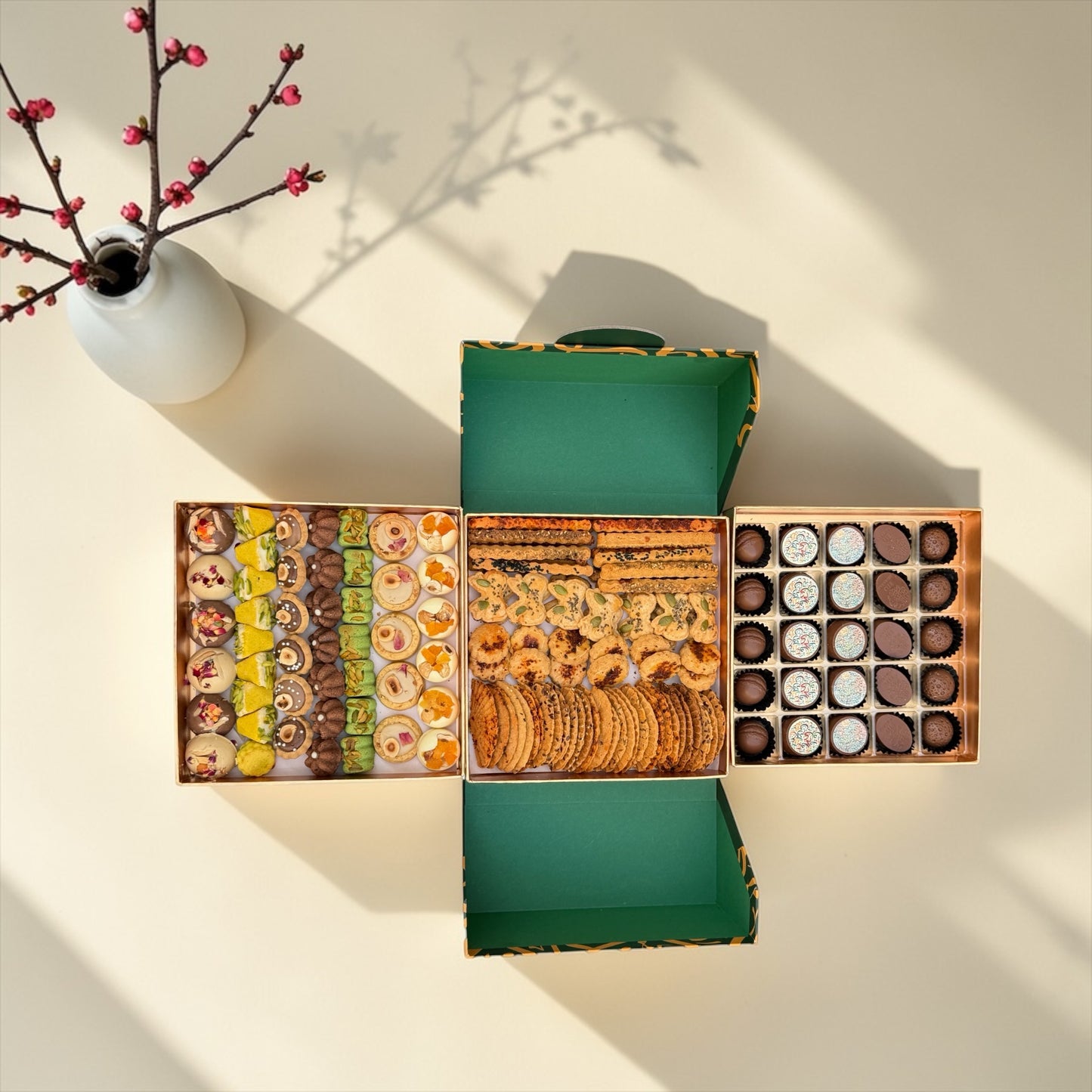 Arabesque Luxury Dessert Box | بوكس أربيسك فاخر ثلاثي الطوابق