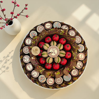 Assorted Signature Chocolate Porcelain Platter | صحن بورسلين مع تشكيلة شوكليت سيجنتشر للعيد