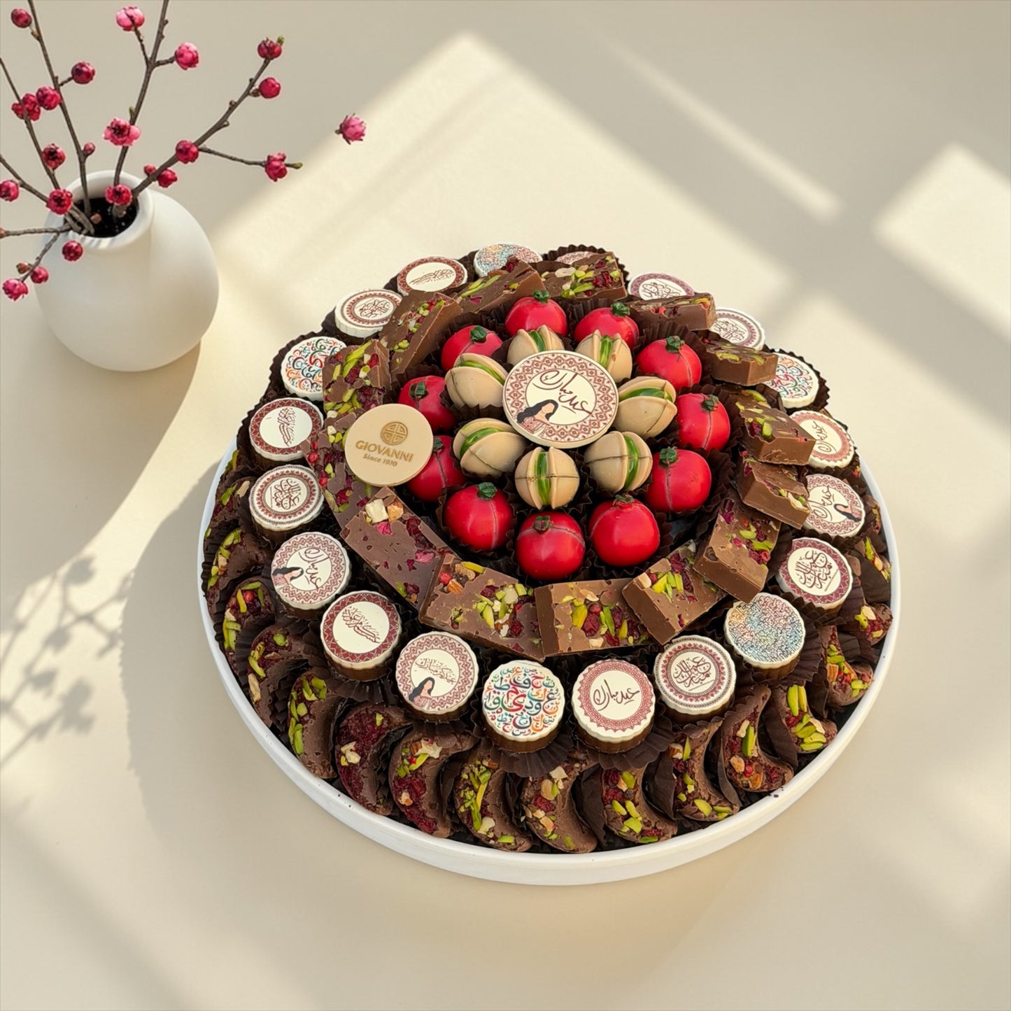 Assorted Signature Chocolate Porcelain Platter | صحن بورسلين مع تشكيلة شوكليت سيجنتشر للعيد