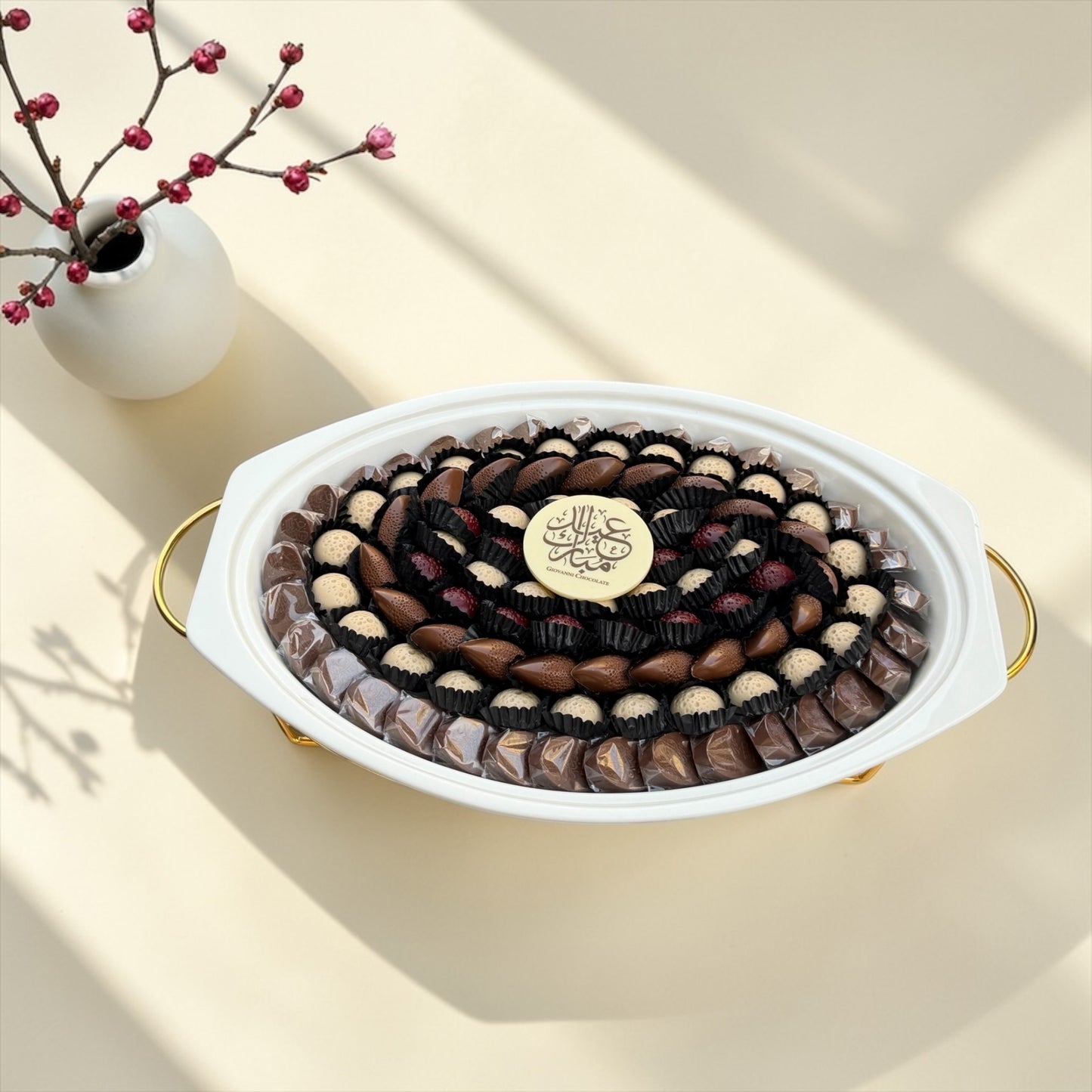 Belgian Chocolate Porcelain Platter with Glass Lid | صحن بورسلين بغطاء زجاجي وحامل ذهبي مع تشكيلة شوكليت بلجيكي
