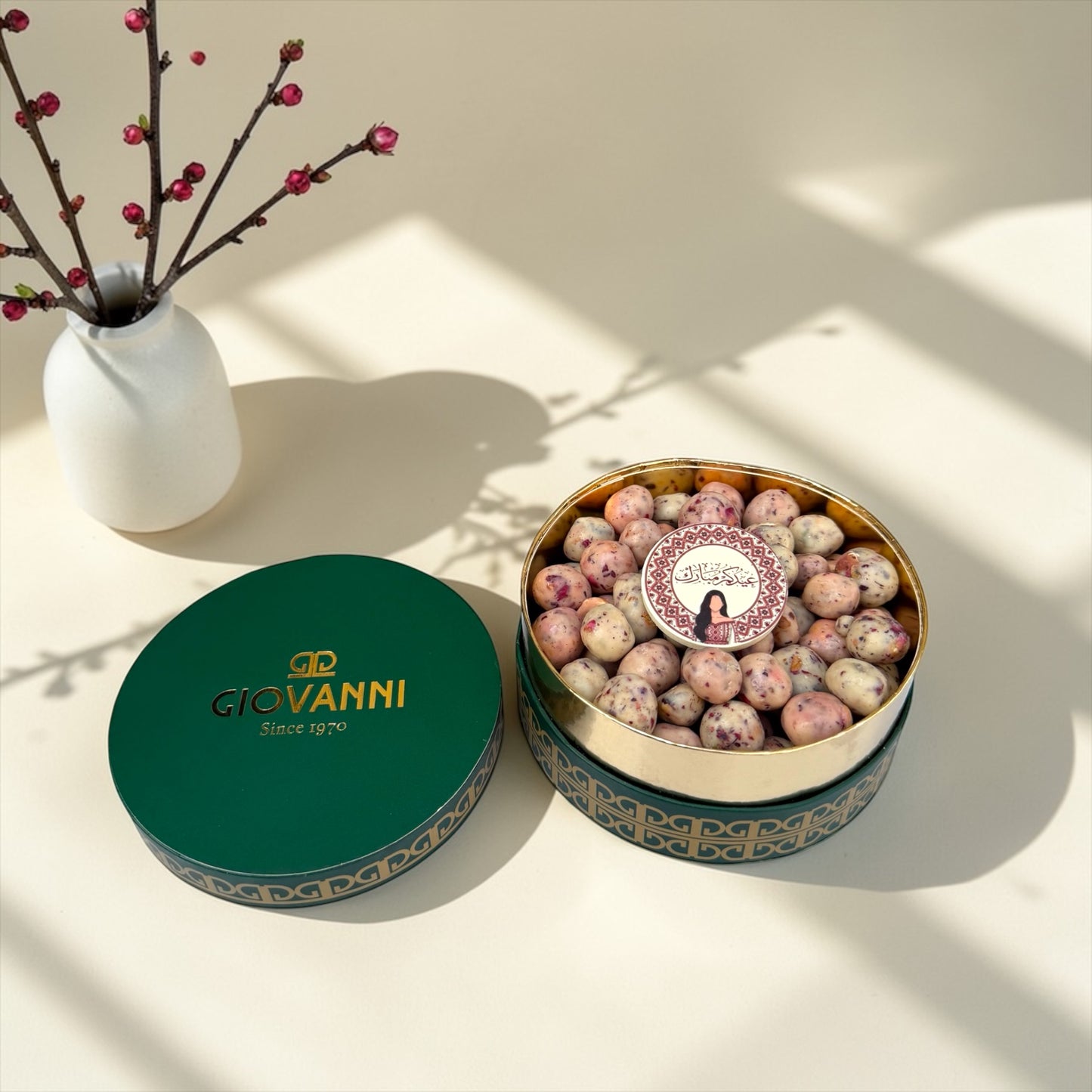 Handmade White Chocolate Dragée Box – Rose Hazelnut | بوكس دراجيه شوكليت وايت هاند ميد بالبندق والورد