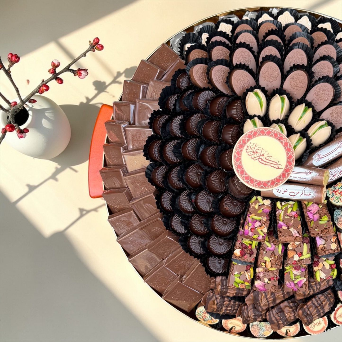 Luxury Gold Stainless Steel Platter – Giovanni Signature Chocolate Selection صحن ستانلس ستيل ذهبي فاخر مع تشكيلة سيجنتشر من جيوفاني