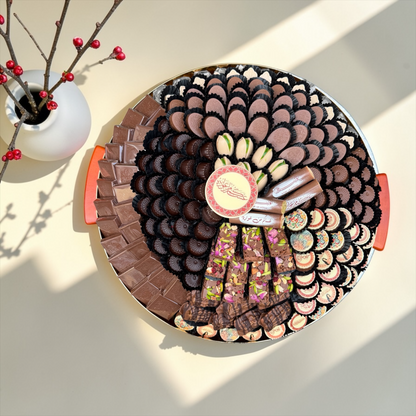 Luxury Gold Stainless Steel Platter – Giovanni Signature Chocolate Selection صحن ستانلس ستيل ذهبي فاخر مع تشكيلة سيجنتشر من جيوفاني