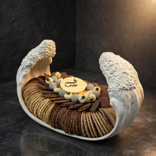 Five elegant chocolate trays arranged for weddings | خمسة صحون شوكليت فاخرة مرتبة للأعراس